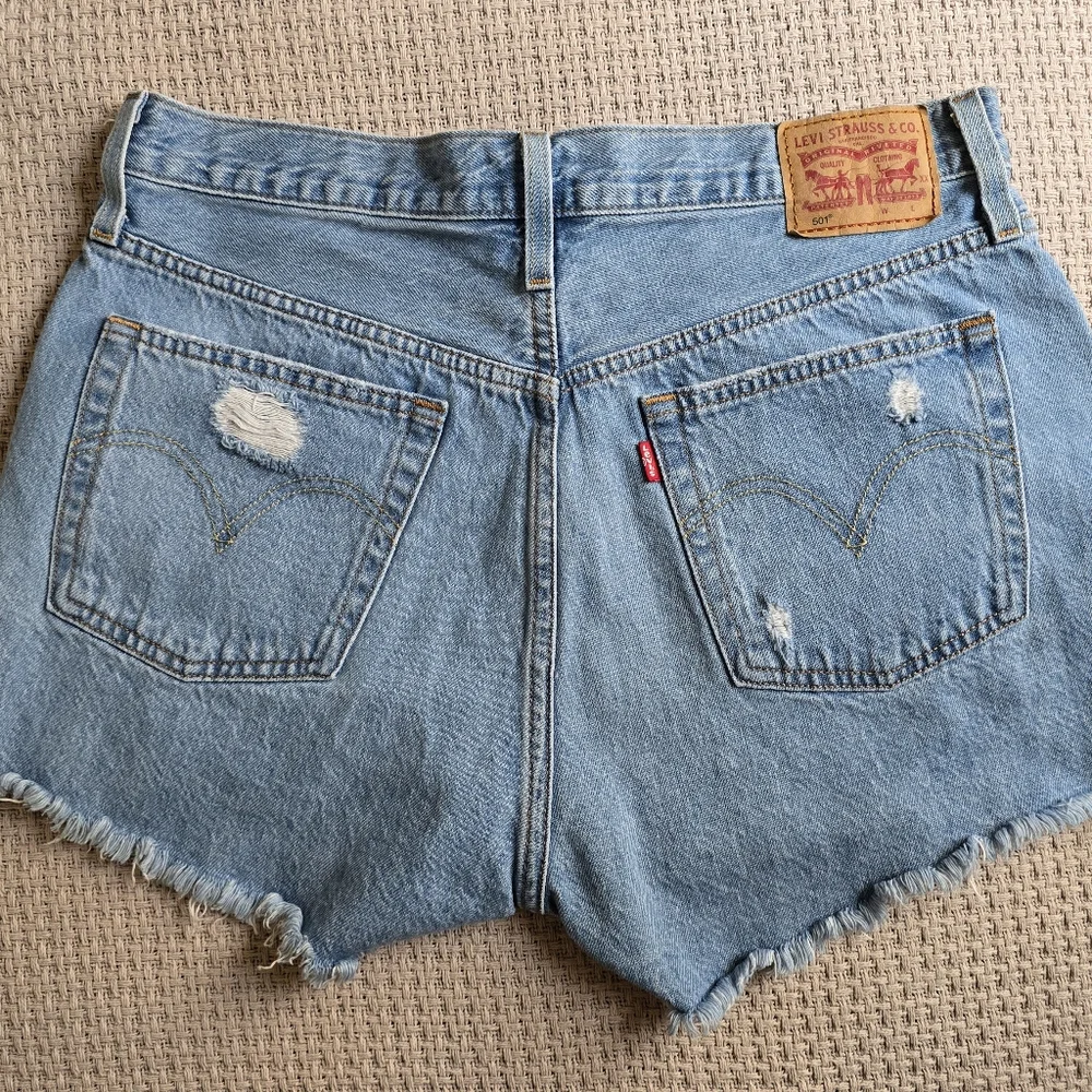 LEVI DENIM CUT OFF SHORTS - Picture 2 of 3